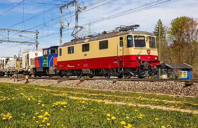 Die Lokomotive Re 421 393 erstrahlt in neuem Glanz